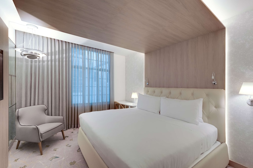 Superior Room, 1 King Bed, Accessible (Mobility & Hearing, Roll-in Shower) - Photo 5