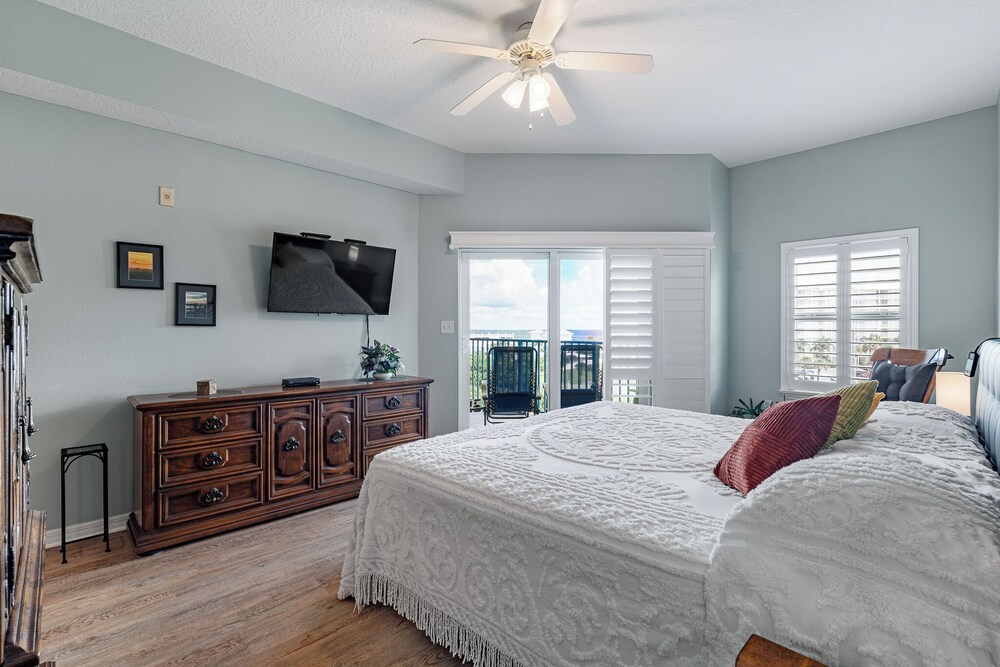 Sunny 3BR Condo Steps to Beach Pool NSB FL, 사진 40