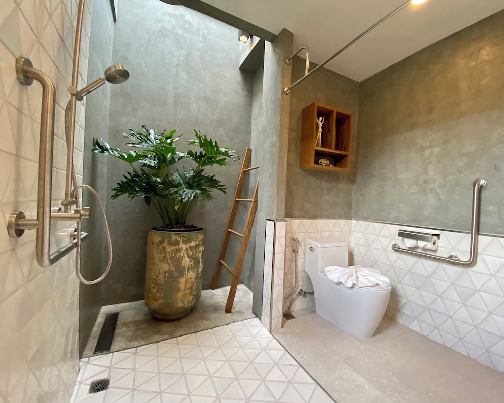 Accessible Luxury Suite with Bathtub on the Balcony - Photo 5