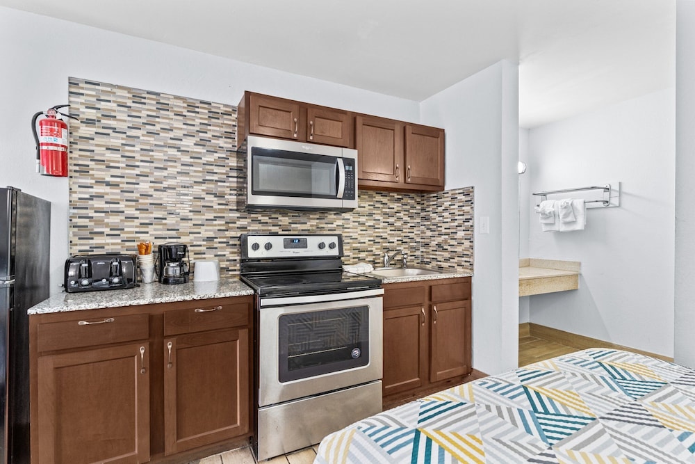 Standard Room, Multiple Beds, Non Smoking, Kitchenette - Photo 6