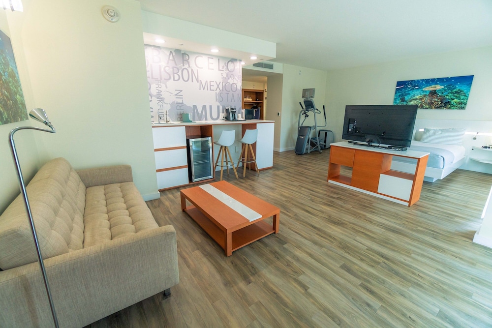 Suite, 1 King Bed, Balcony photo 3