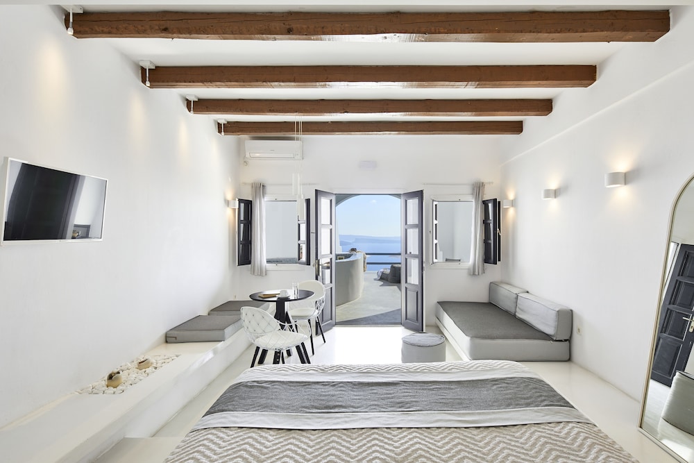 Deluxe Suite, Hot Tub - Photo 1