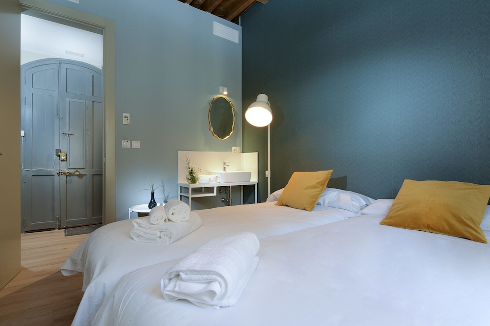 Standard Twin Room, 1 Bedroom, Shared Bathroom, City View