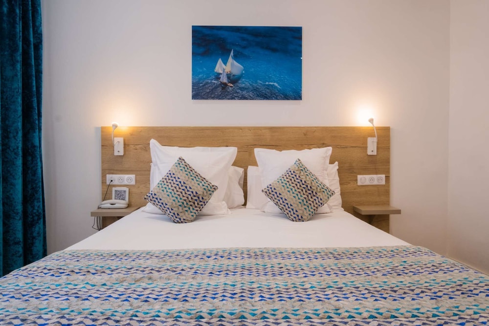 Standard Double or Twin Room, garden level - Photo 1