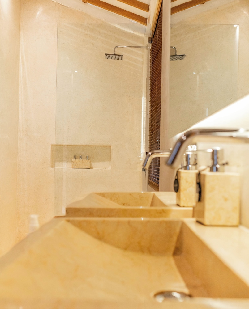 Deluxe Double Pool Access with Sea View - Photo 6
