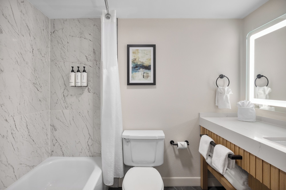Standard Room, 2 Queen Beds, Accessible Bathtub, Non Smoking (Communication, Mobility) - Photo 5