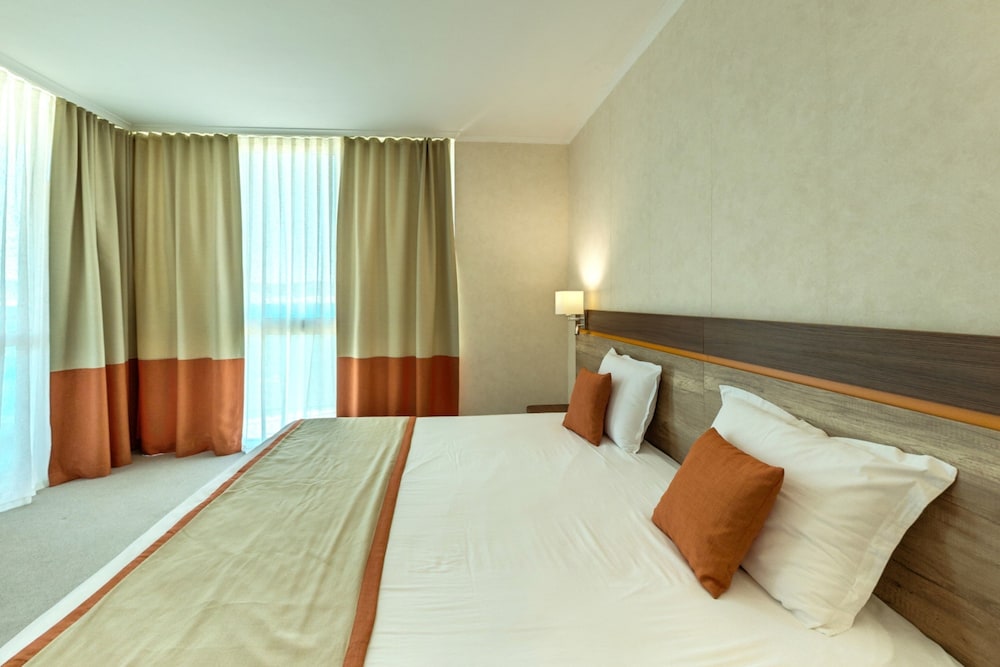 Deluxe Room, Sea View thumbnail 5