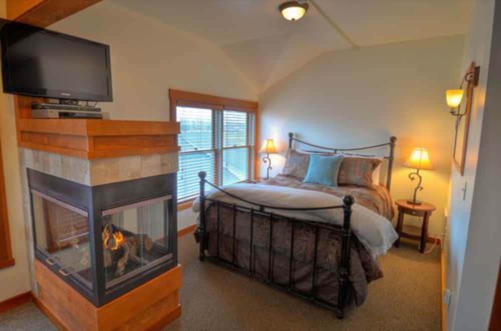 Signature Suite, 1 Queen Bed, Jetted Tub photo 2