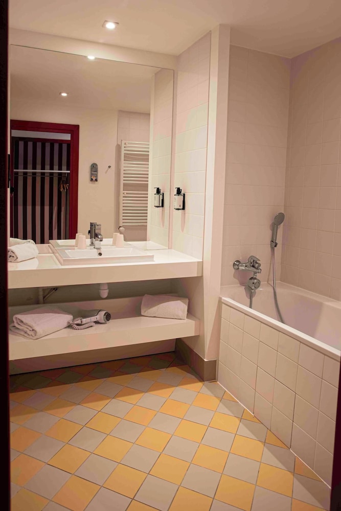 Basic Quadruple Room, Mobility Accessible photo 3