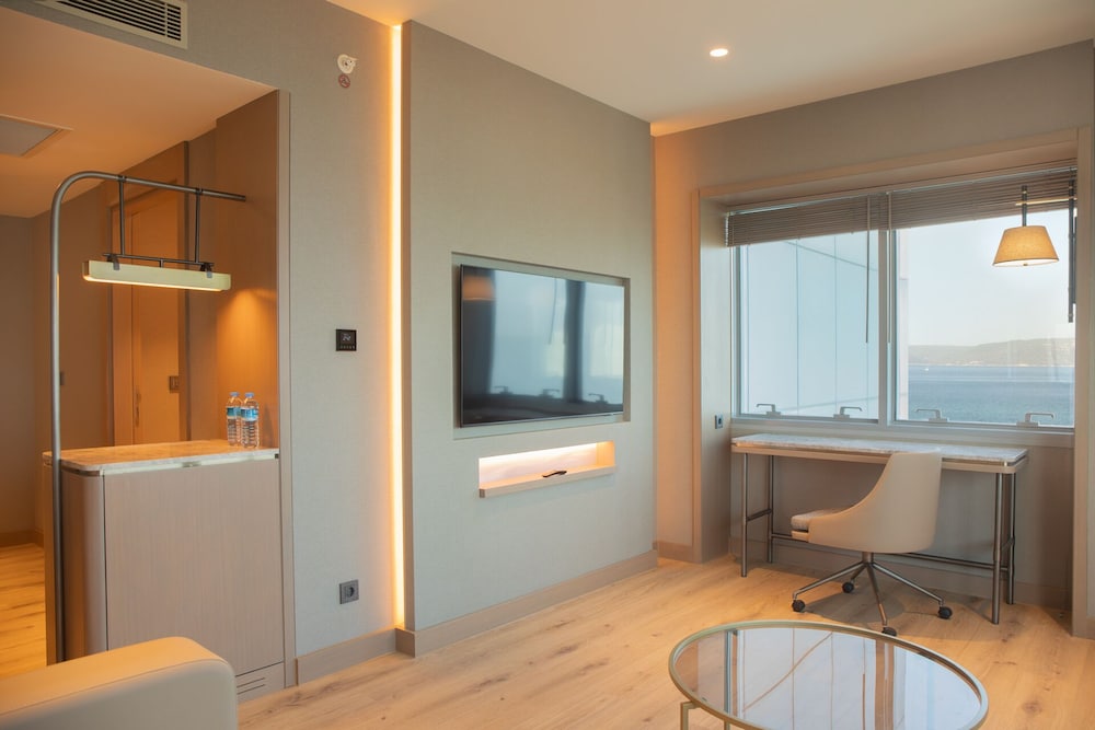 DELUXE CORNER SUIT BOSPHORUS VIEW photo 3