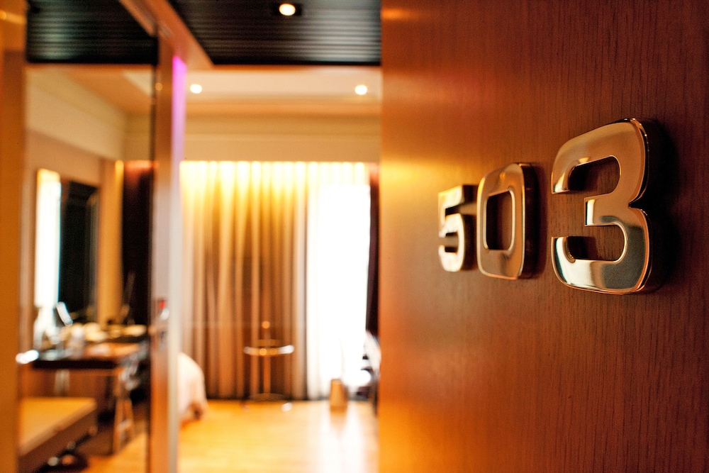 Grand Deluxe Room thumbnail 6