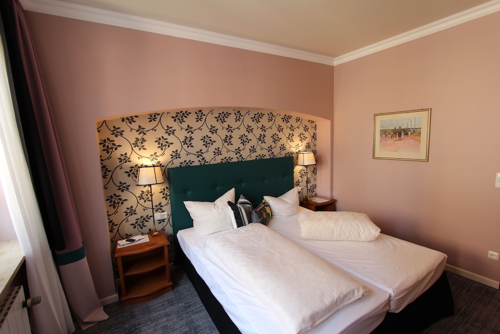 Basic Double Room, 2 Twin Beds - Photo 6