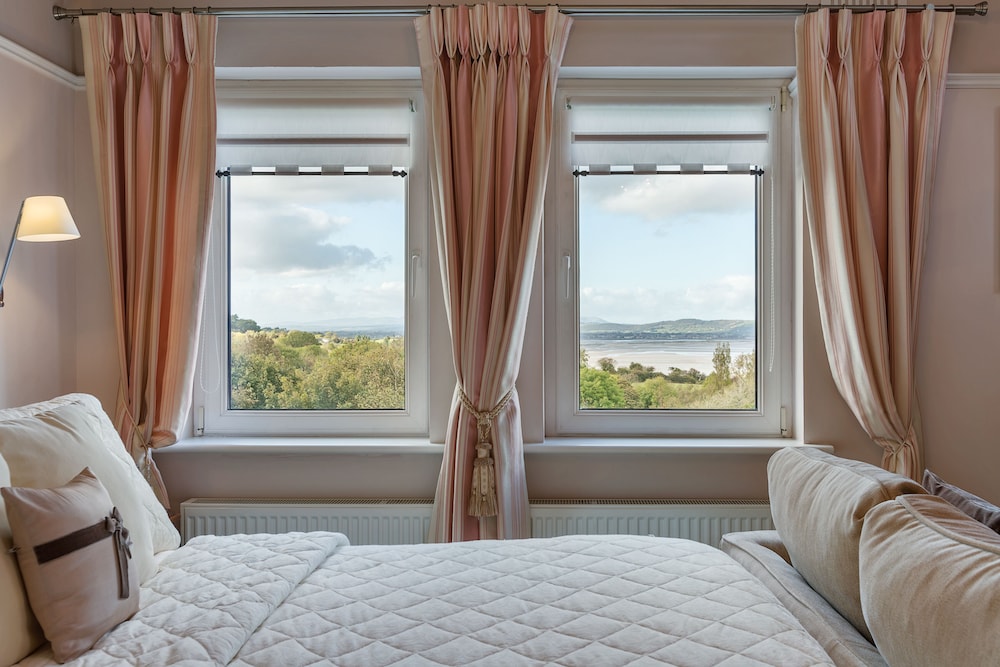Suite, Ensuite photo 2