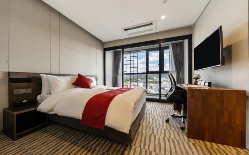Suite, Multiple Beds, Non Smoking - Photo 3