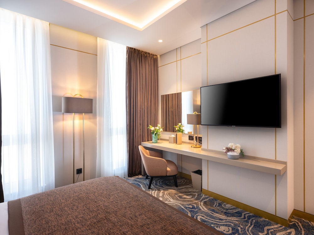 Classic Room, 1 King Bed, Accessible - Photo 6
