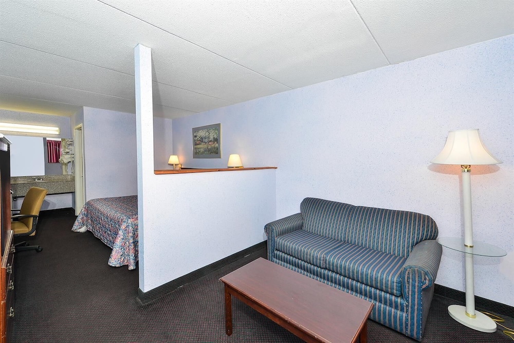 Suite, 1 King Bed, Non Smoking photo 3