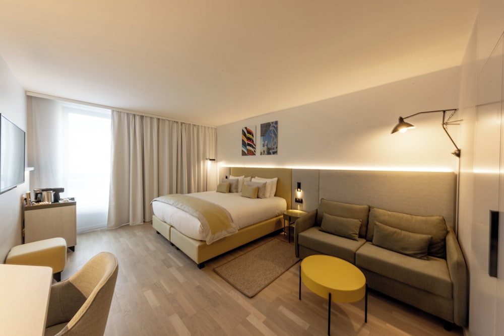 Premium Room, 1 King Bed with Sofa bed - Photo 5