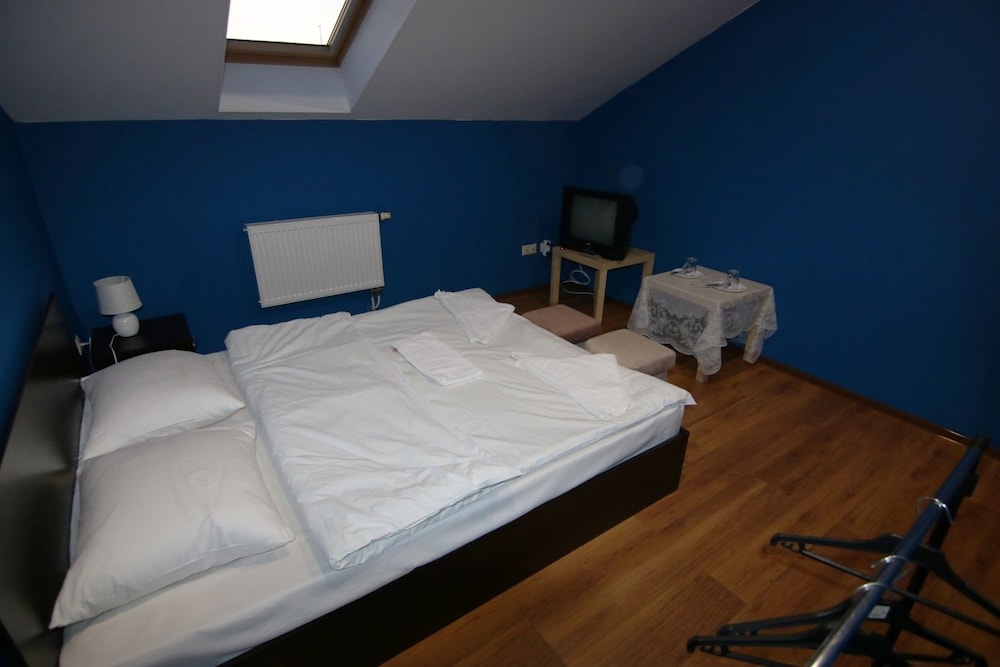 Basic Double Room, Shared Bathroom photo 3