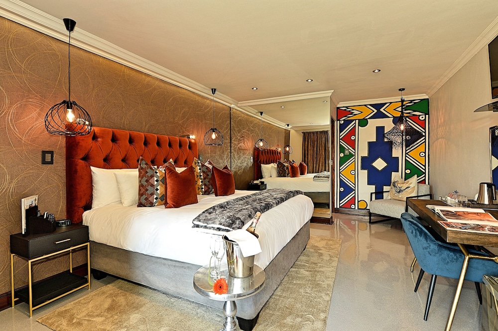Superior Suite, 1 King Bed, Patio, Garden View photo 1