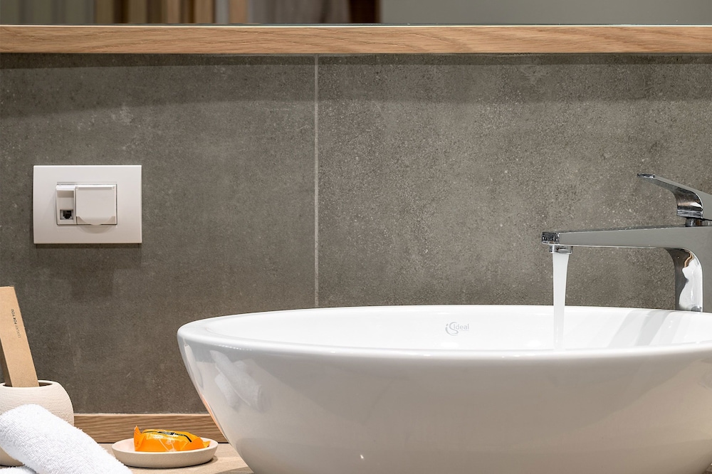 Standard Suite - Photo 16