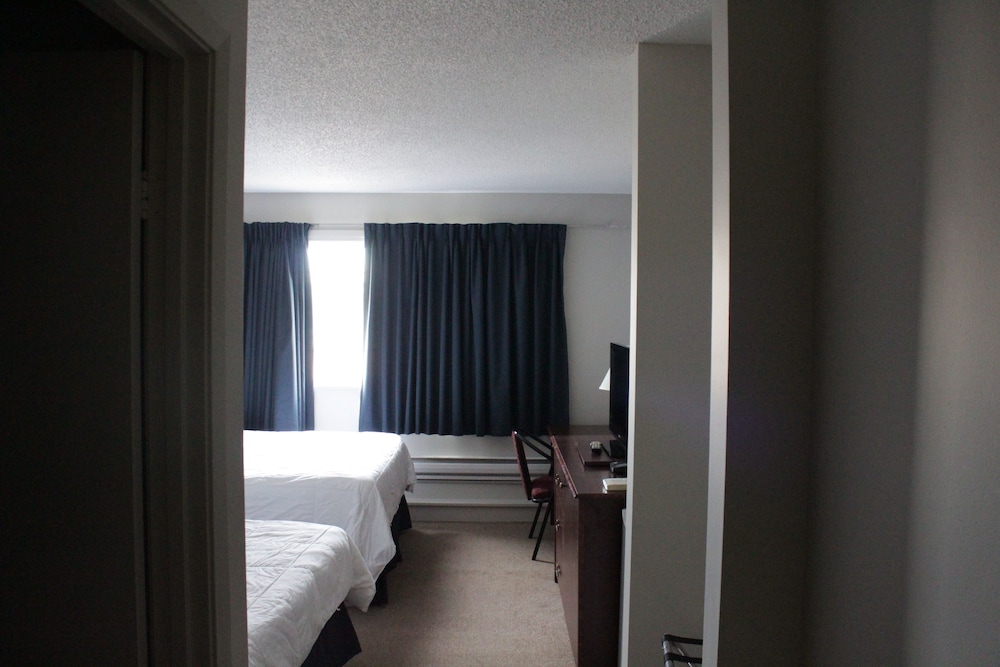 Double Room, 2 Queen Beds, Refrigerator & Microwave photo 3