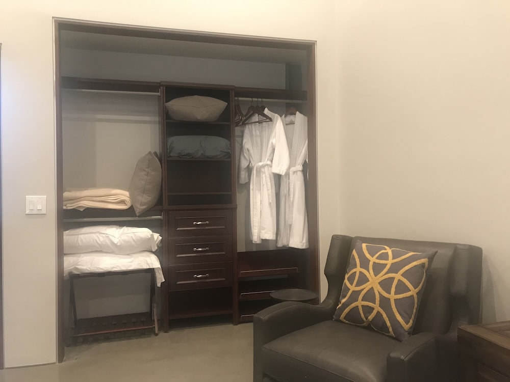 Deluxe Room, 1 King Bed, Non Smoking - Photo 6