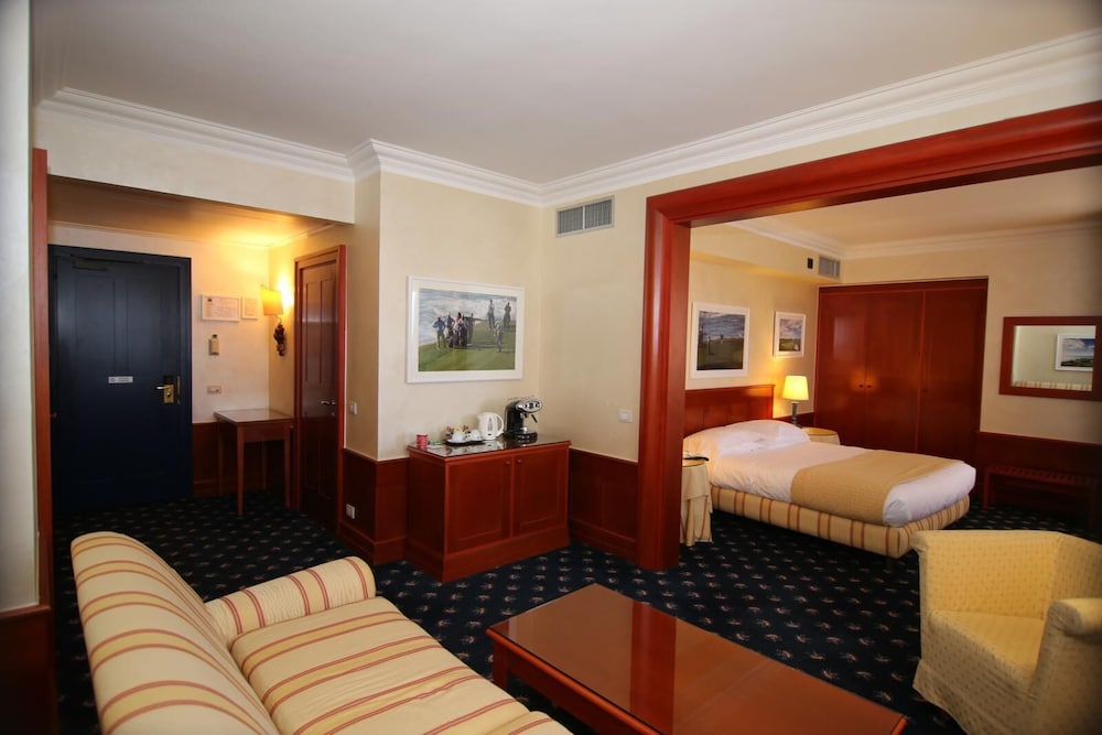 Junior Studio Suite, 1 King Bed with Sofa bed photo 2