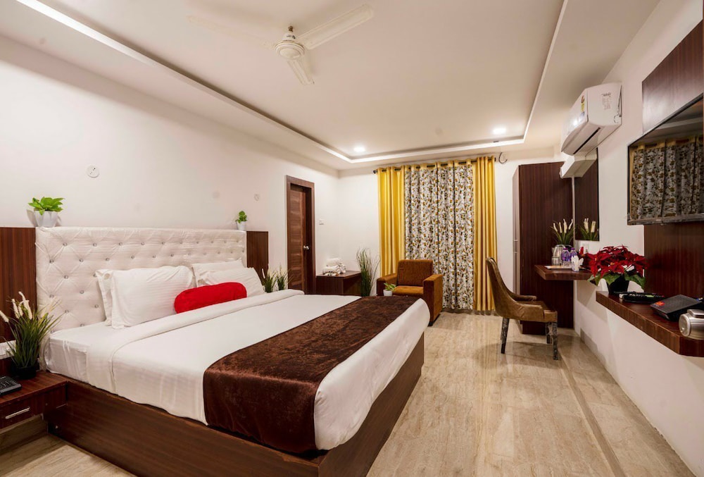 Business Room, 1 King Bed, Private Bathroom, City View