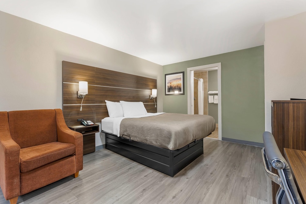 Room, 1 Queen Bed, Accessible, Smoking - Photo 2