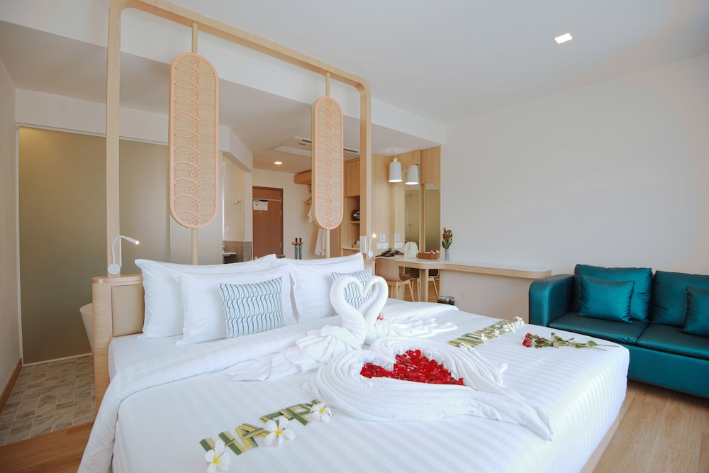 Honeymoon Room, Pool View