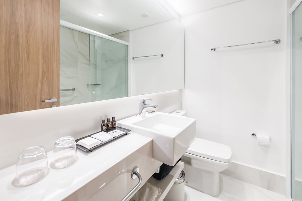 Premier Room, 1 King Bed, Non Smoking, Bathtub thumbnail 6