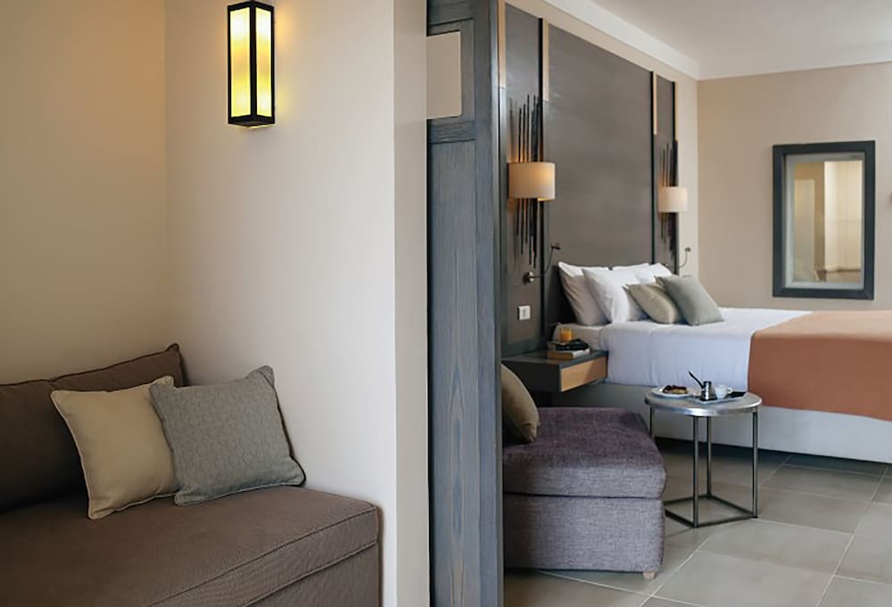 Available room thumbnail 6