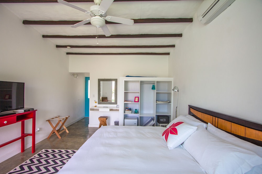Deluxe Suite, 1 King Bed, Pool View