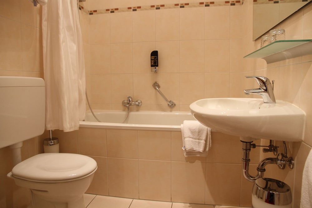 Double Room - Photo 9