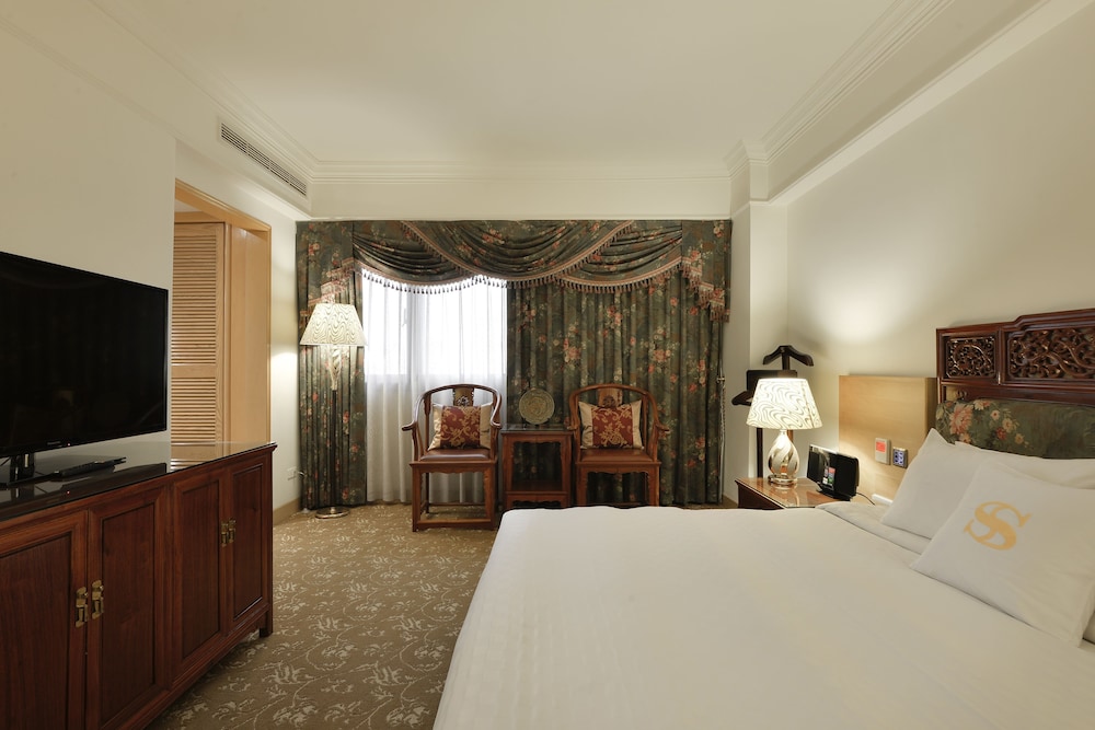 Deluxe Suite, 1 King Bed - Photo 4