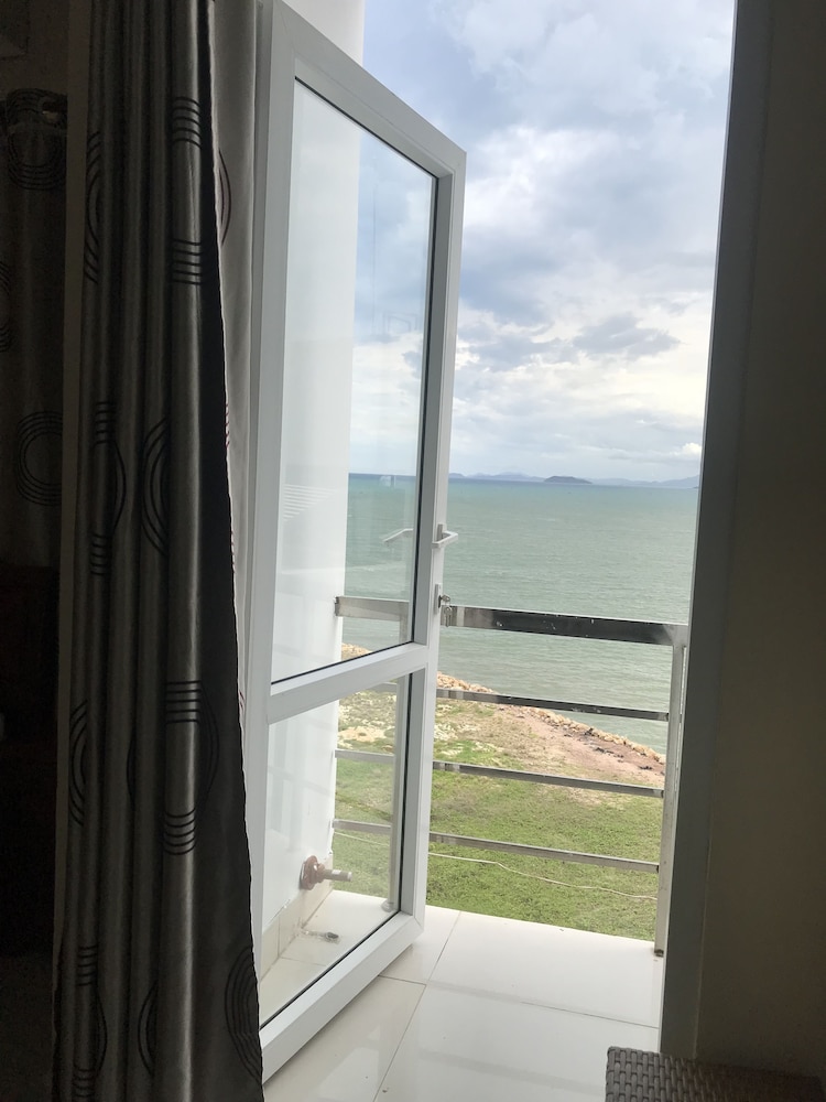 Sunflowers Suite, Sea View (Double) photo 2