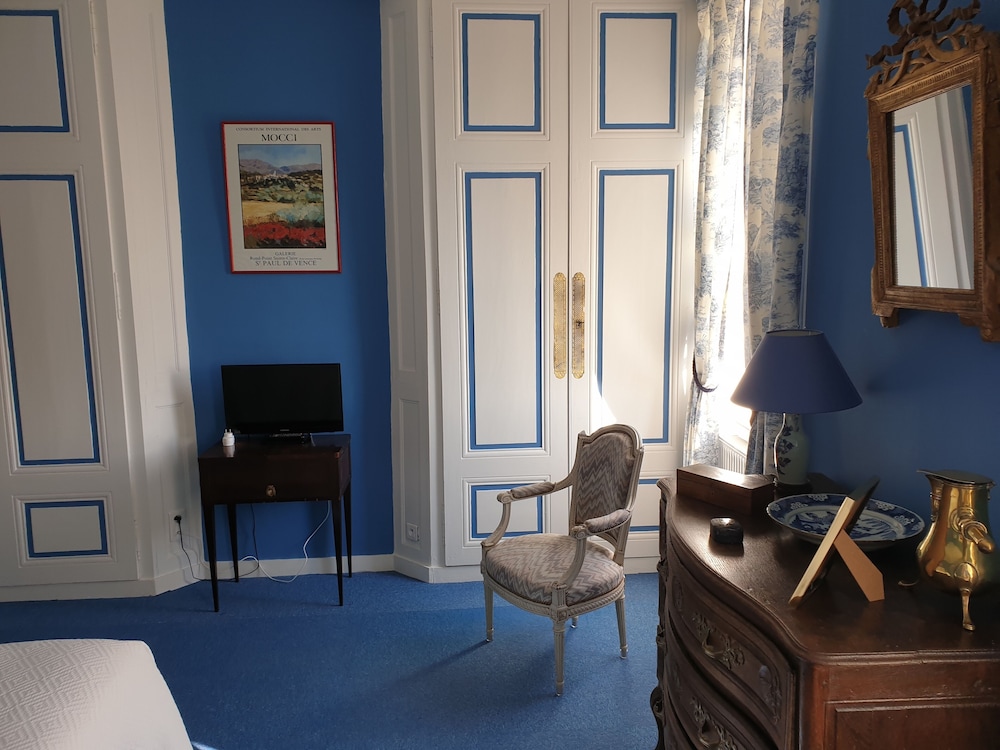 Deluxe Double Room, Private Bathroom, Park View (Chambre Bleue ) photo 2