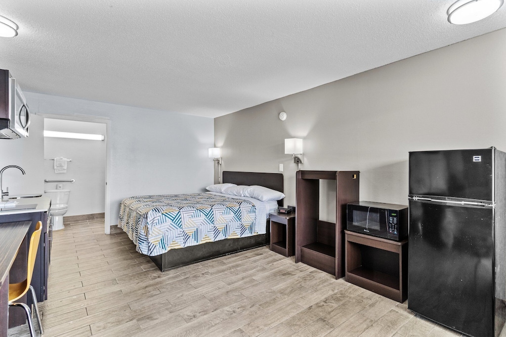 Standard Room, 1 King Bed, Non Smoking - Photo 1