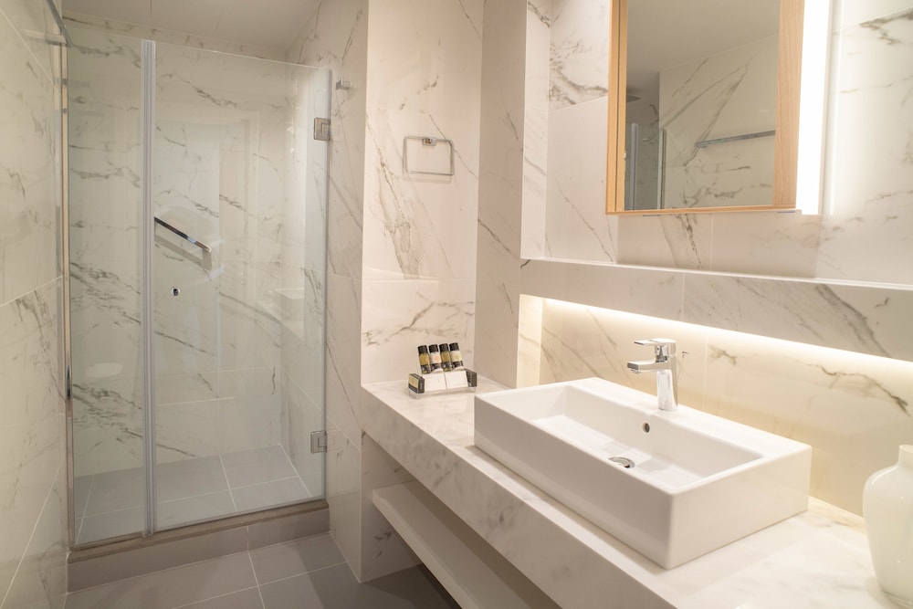 Executive Suite - Photo 8