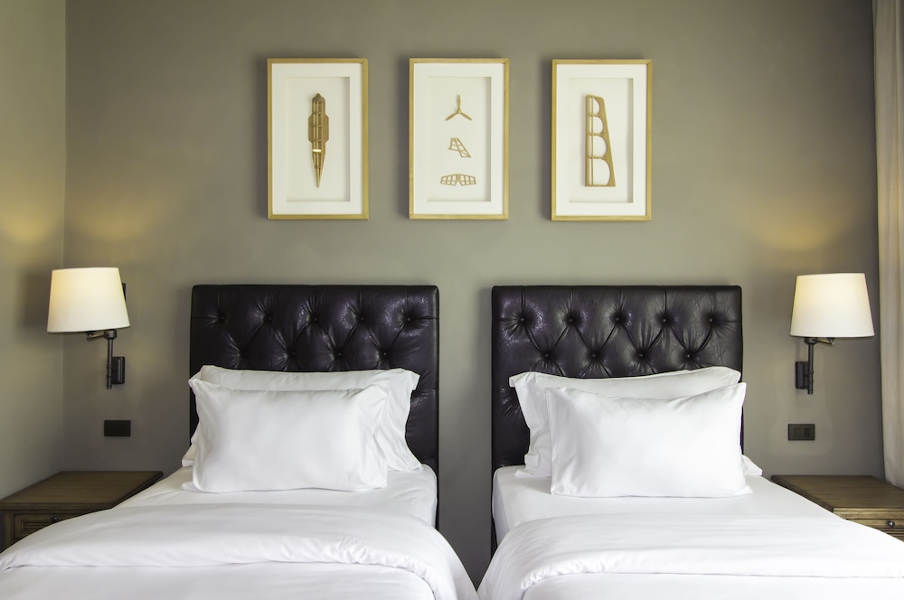 Deluxe Room (Free Airport Drop Off)