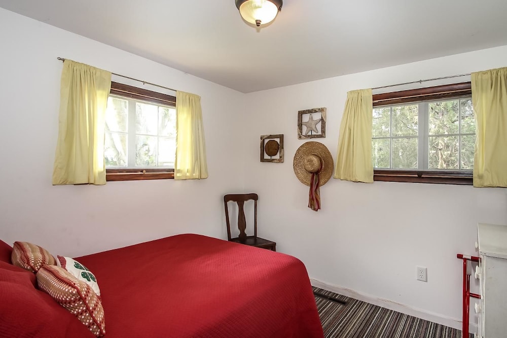 Cottage, 4 Bedrooms, 2 Bathrooms, Lake View photo 1