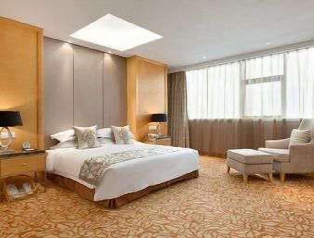 Deluxe Room, 1 King Bed photo 1
