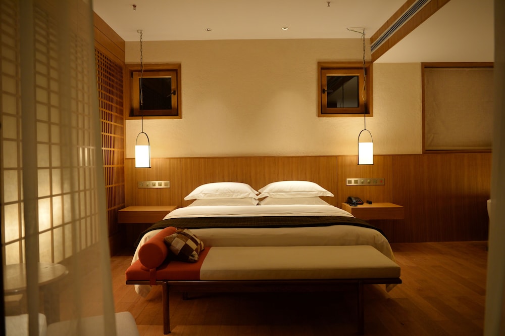 Superior Room, 1 King Bed, Balcony, Hill View photo 1