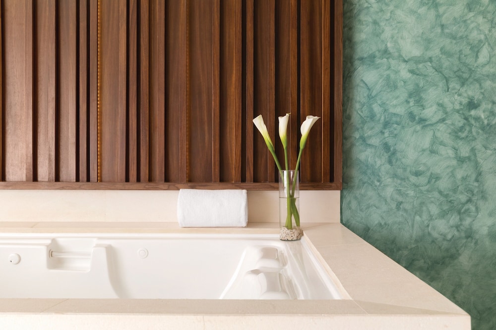 Junior Suite, 2 Queen Beds (swim-up)