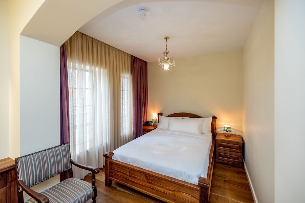 Deluxe Double Room thumbnail 5
