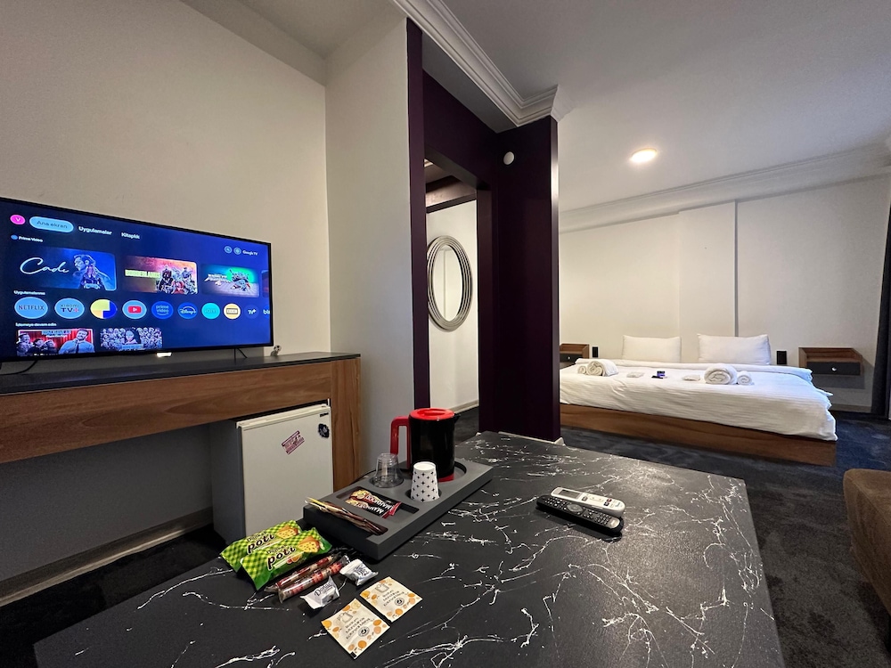Junior Room, 1 Queen Bed, Smoking, Pets Allowed photo 3