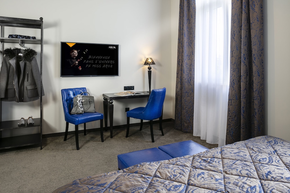 Luxury Twin Room thumbnail 5