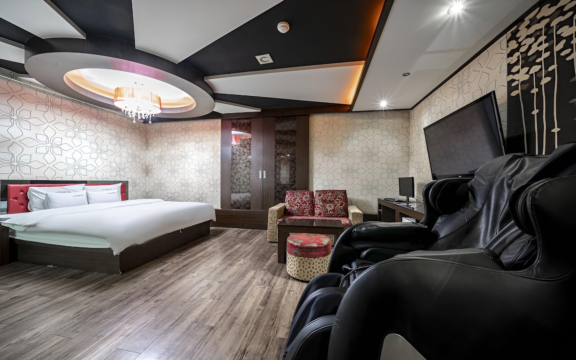 Room (VIP bathroom bed + massage room (OTT )