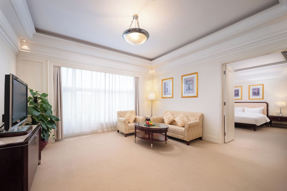 Executive Suite - Photo 3