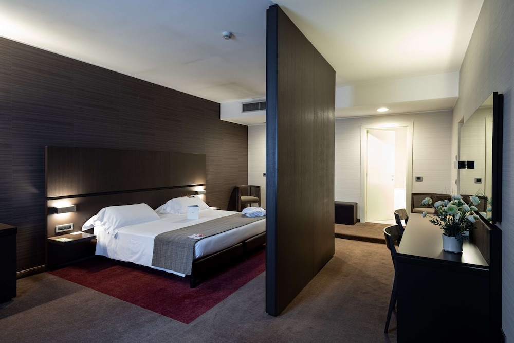 Suite, 1 King Bed - Photo 1